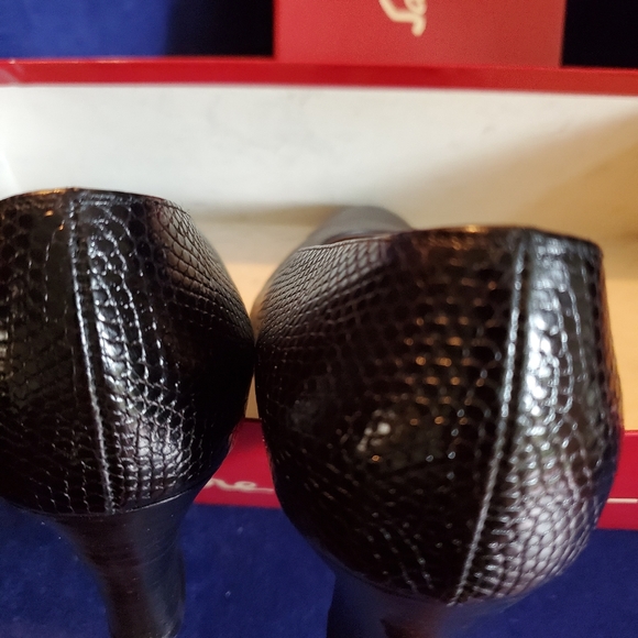 Salvatore Farragamos Black Pumps - Picture 6 of 8